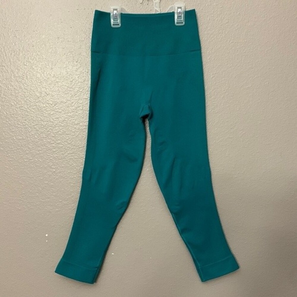 Lululemon seamless crop leggings. Color green. Contour lines. Size 6